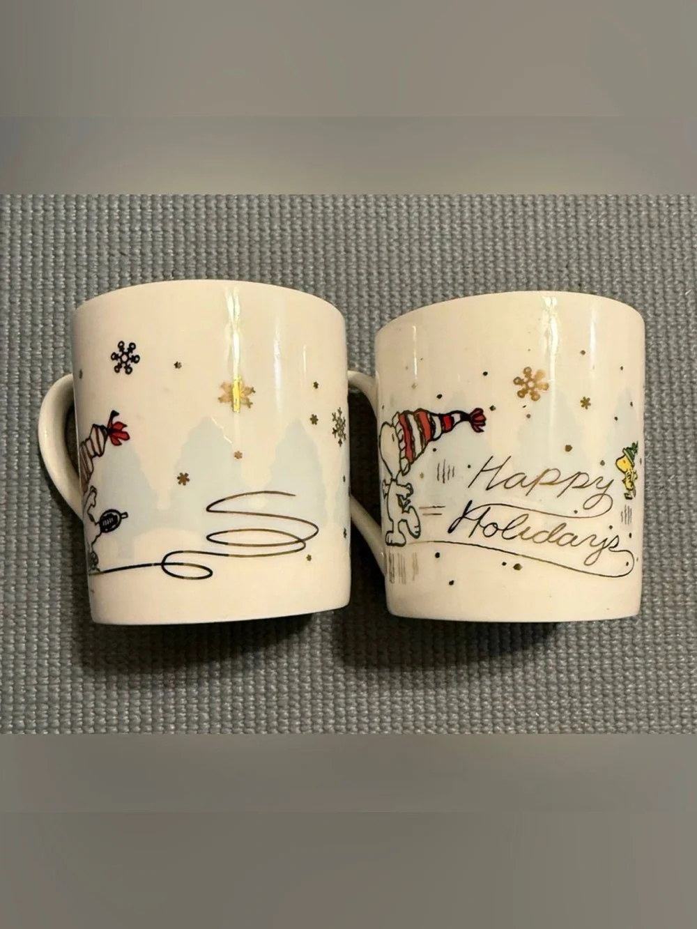 LENOX. Set of 2 mugs featuring Snoopy ice skating. A festive highlight! These Sn